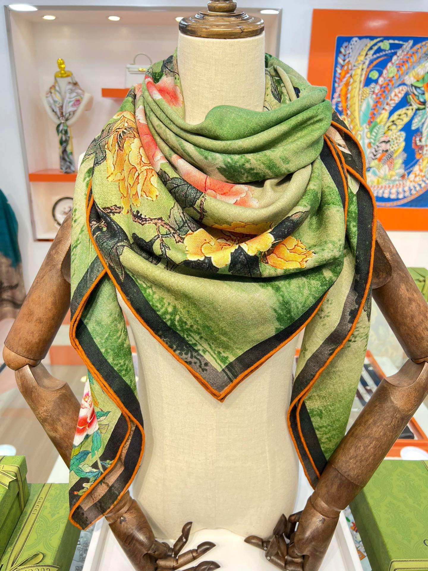 G*u*i shawls-140*140cm