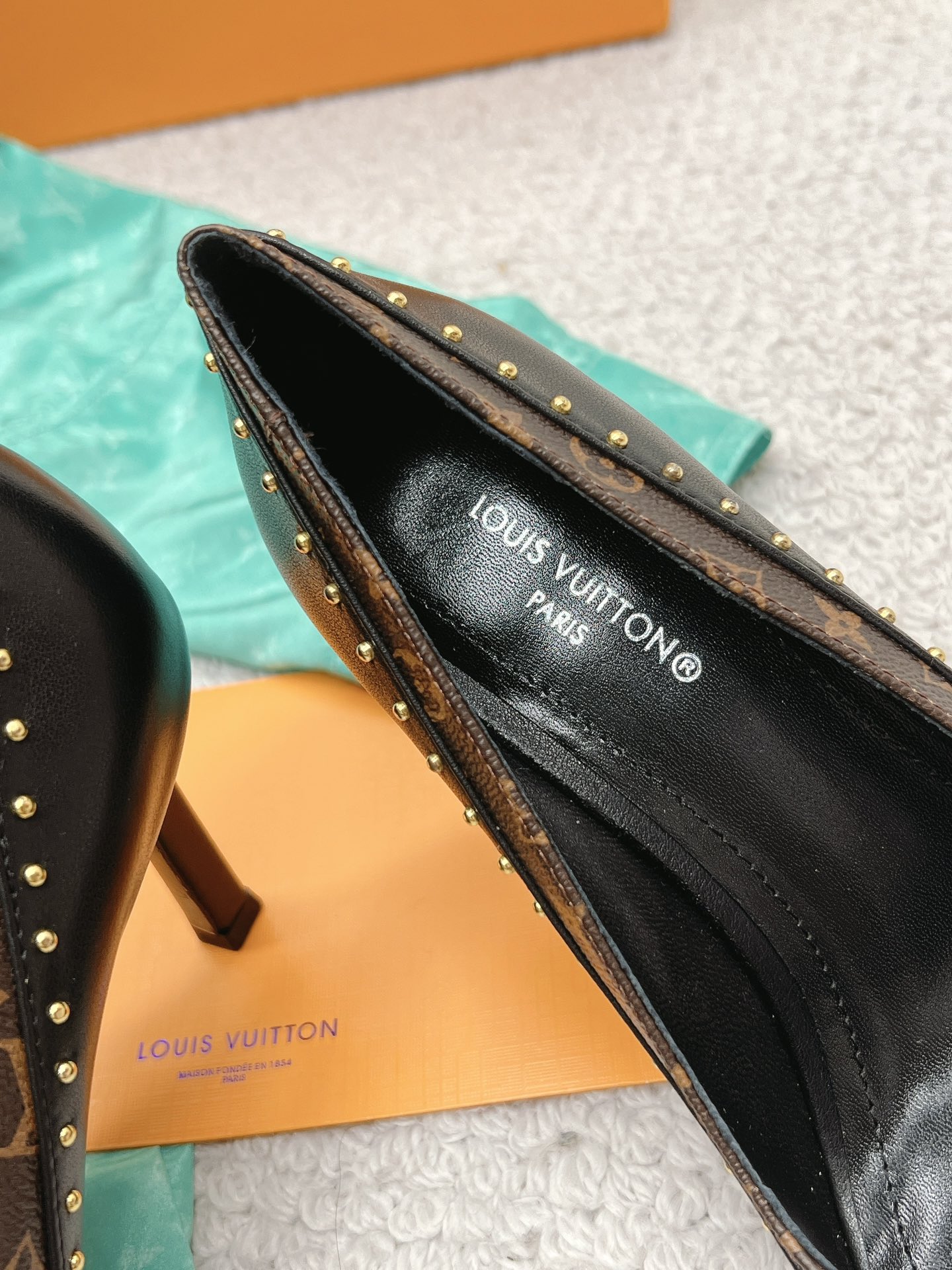 l0*is V*t0n heel-10.5cm