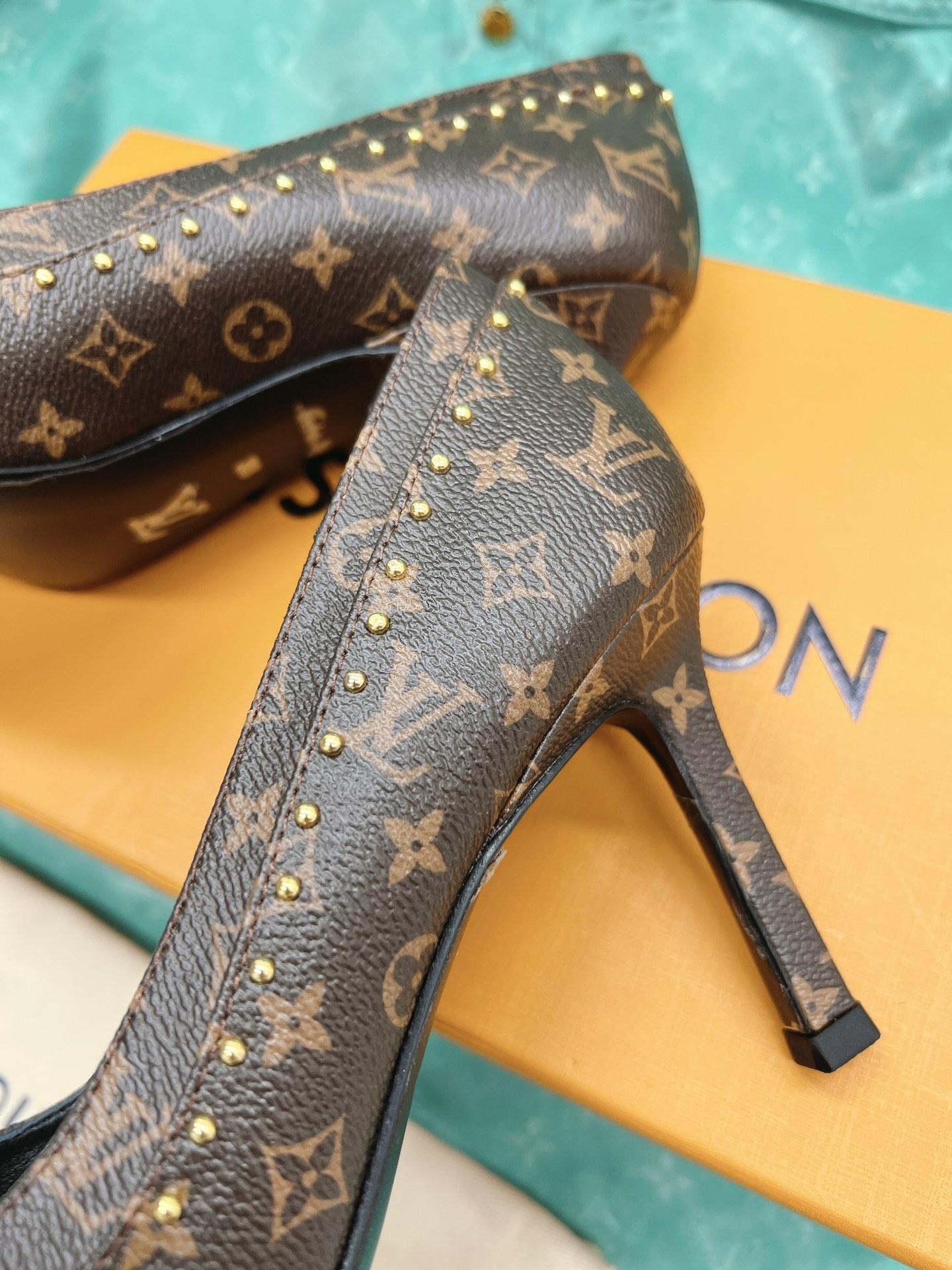 l0*is V*t0n heel-10.5cm