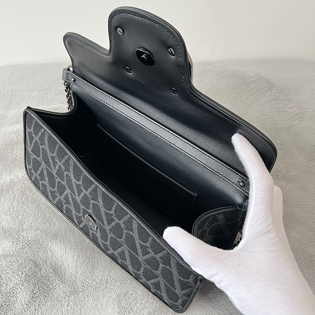 Va1e*ntin0 garavani loc-27*13*6cm