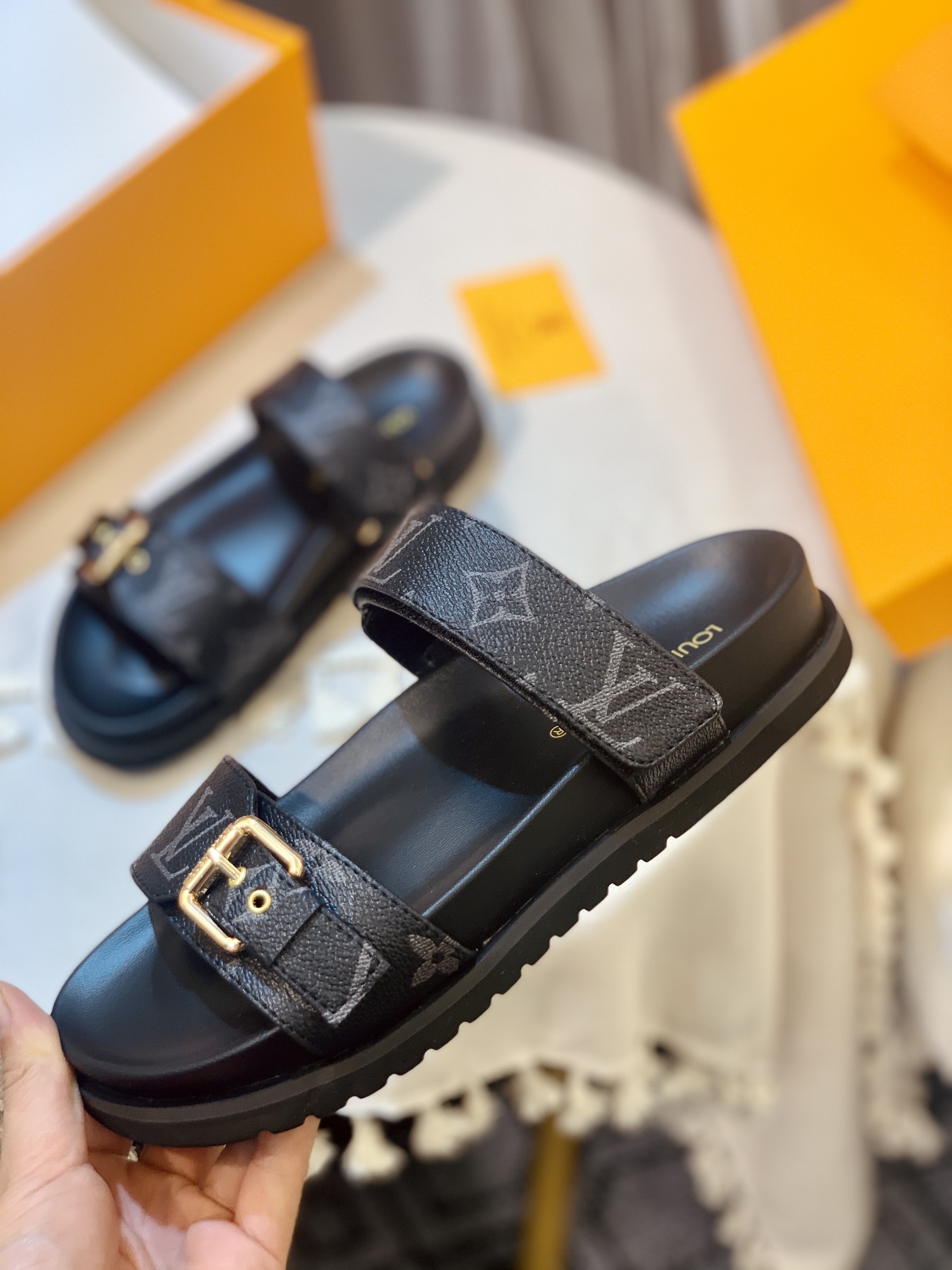 l0*is V*t0n sandals