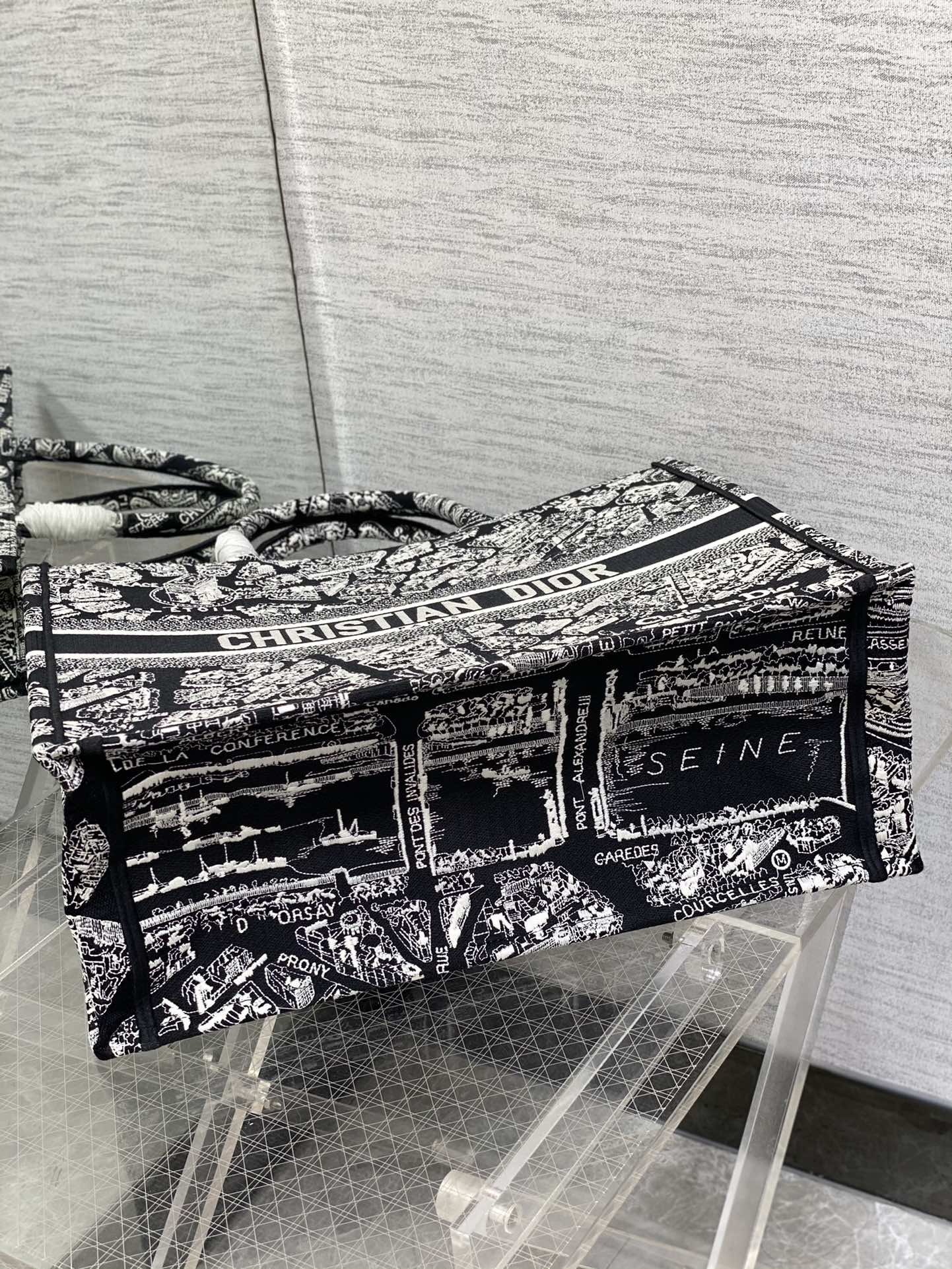 D*or book tote