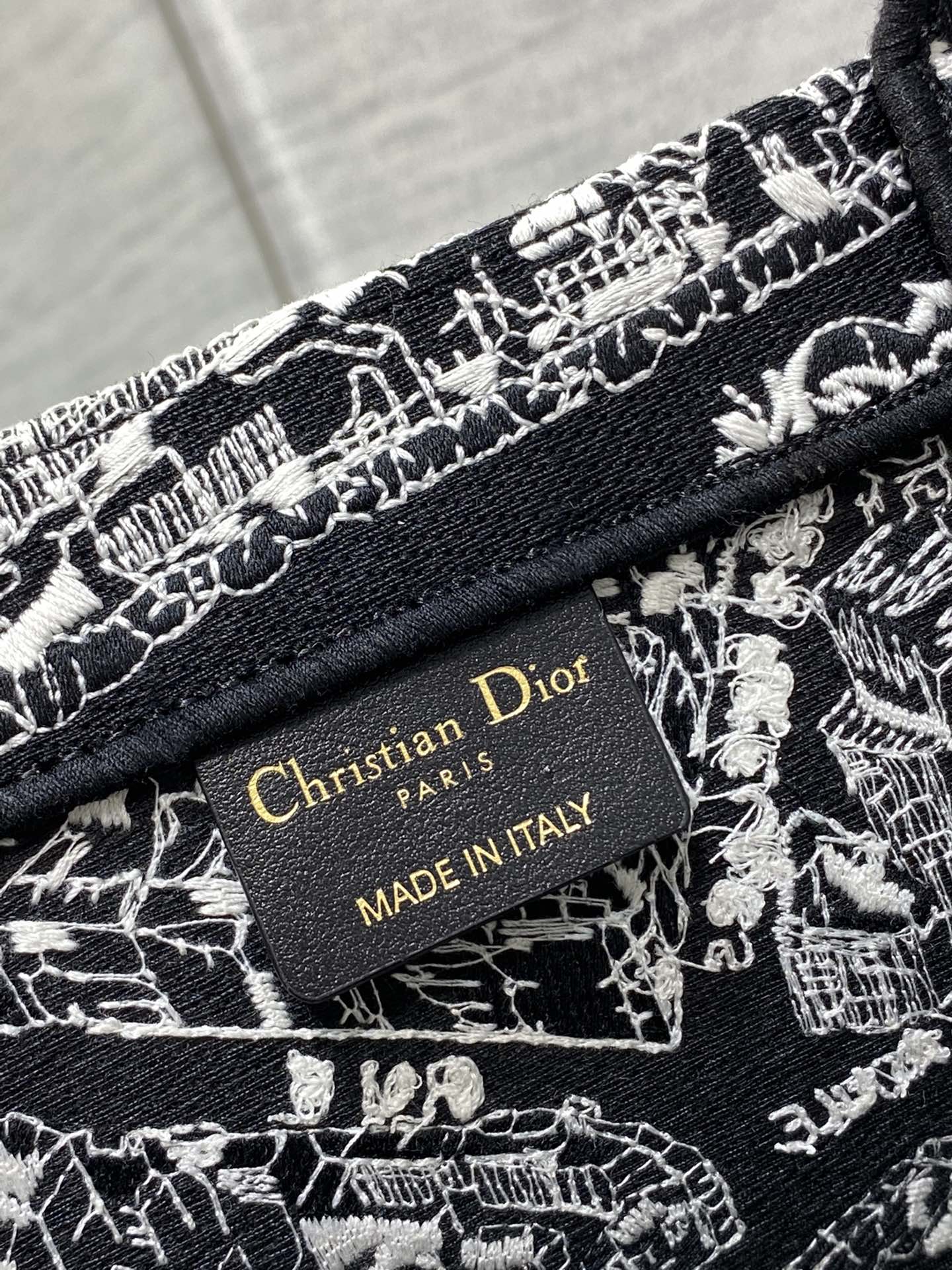 D*or book tote