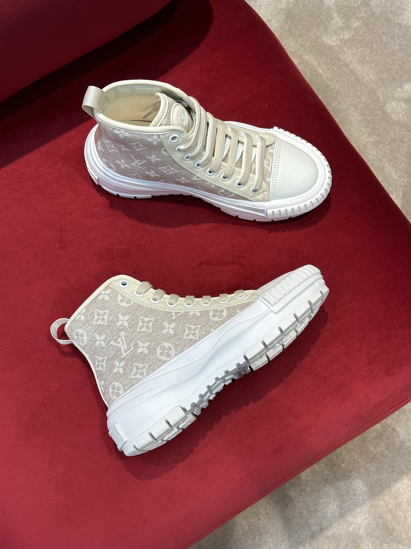 l0*is V*t0n squad sneaker