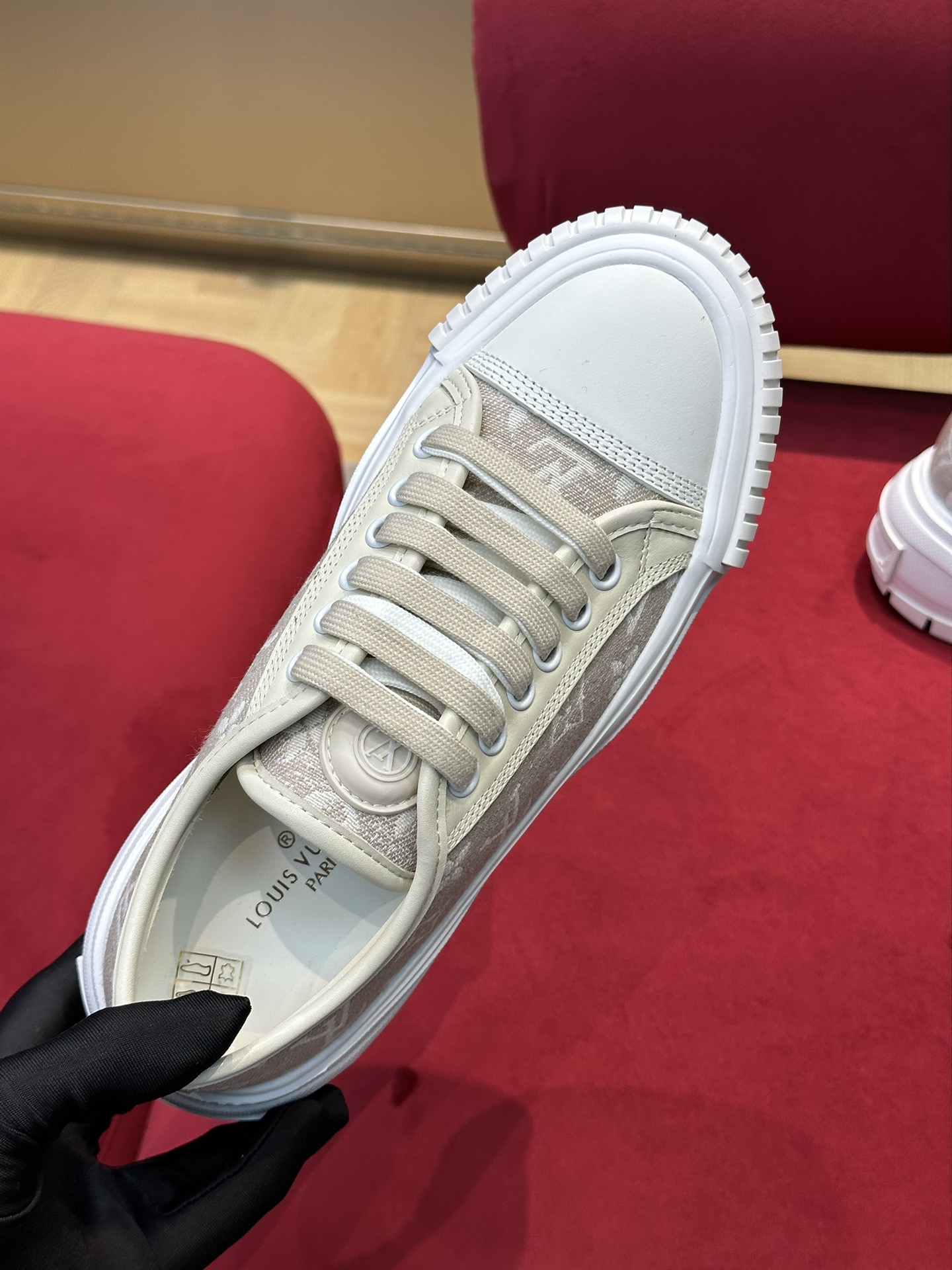 l0*is V*t0n squad sneaker