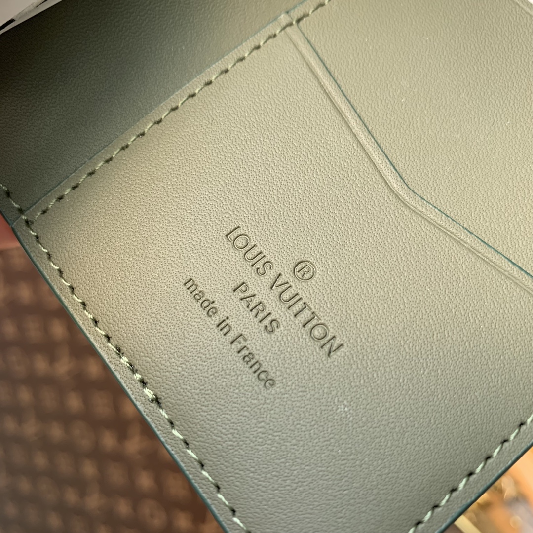 l0*is V*t0n aerogram wallet-8 x 11 x 1cm