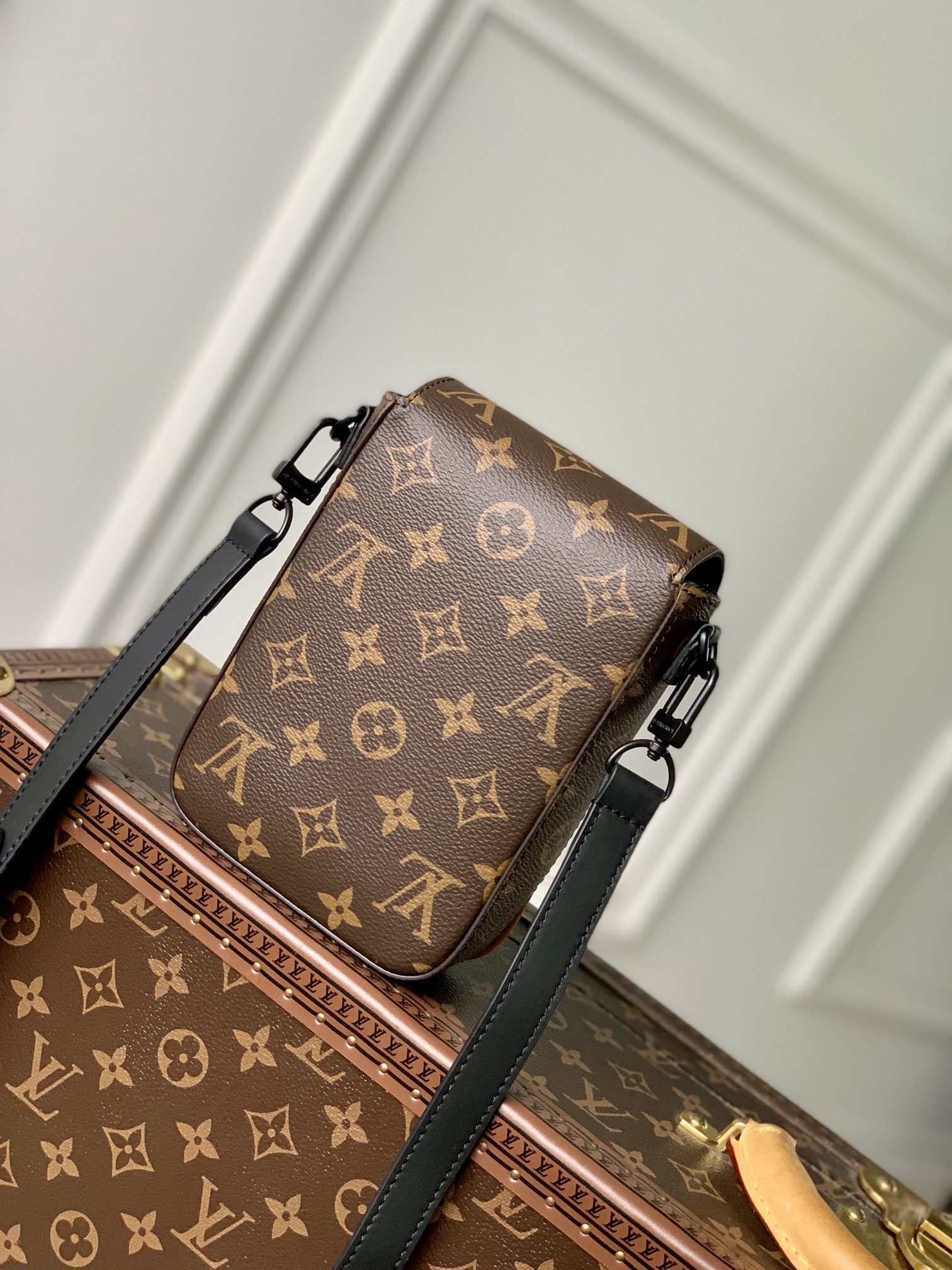 l0*is V*t0n s-lock vertical wearable handbag-12*19*7cm