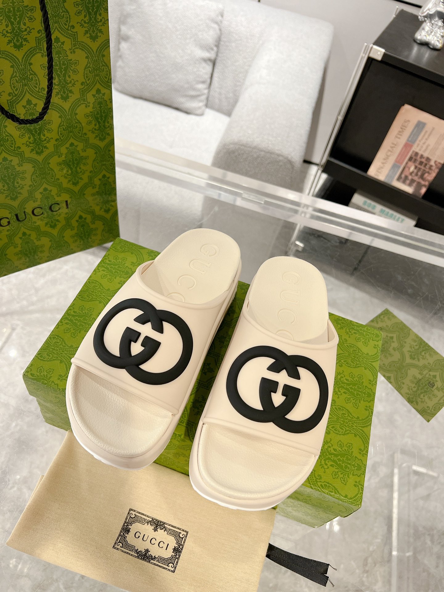 G*u*i slides -5cm