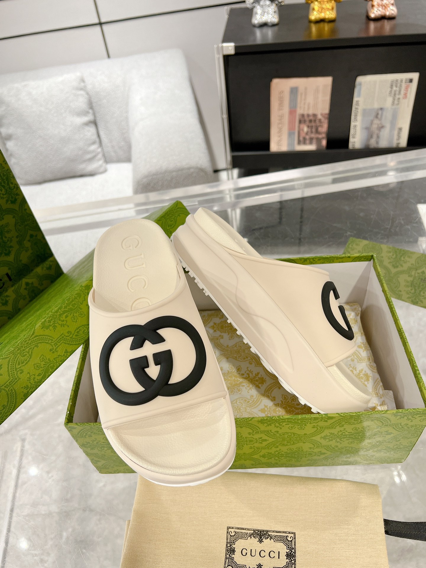 G*u*i slides -5cm
