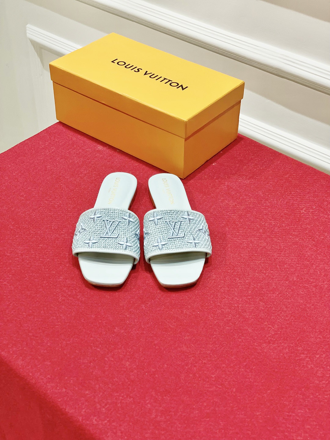 l0*is V*t0n slippers