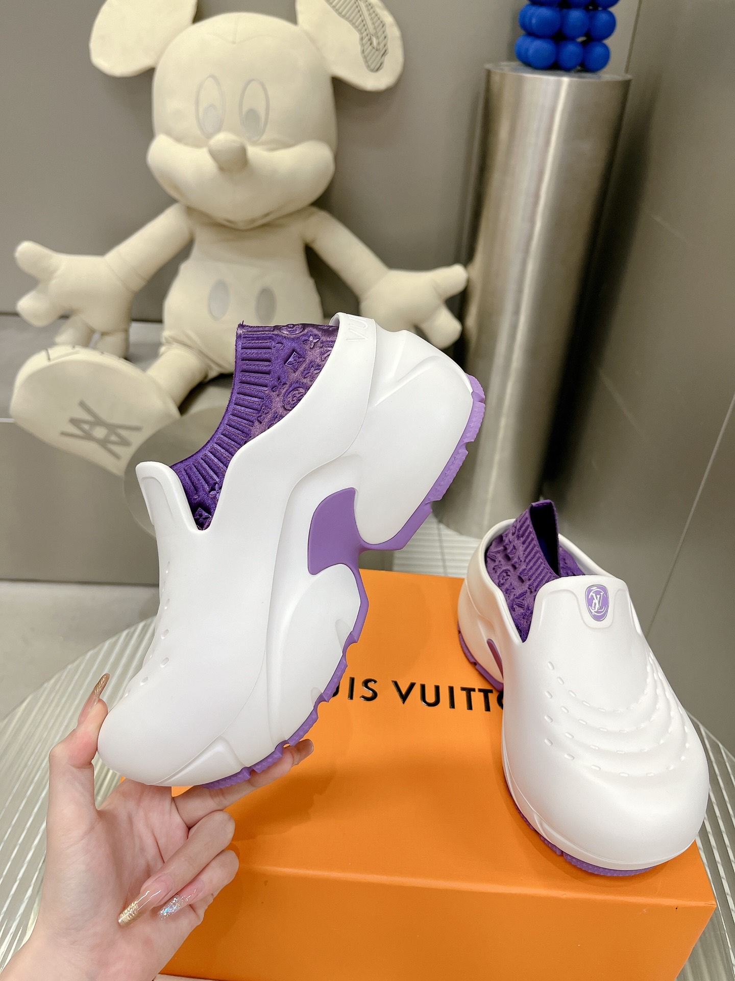 l0*is V*t0n shark clog slippers(eu35-40)