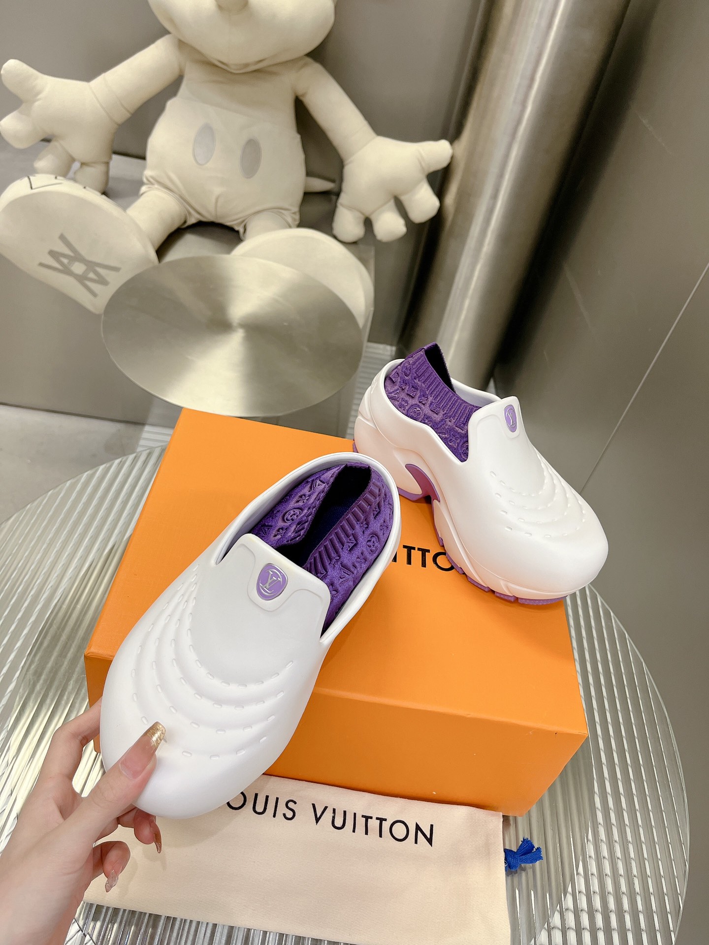 l0*is V*t0n shark clog slippers(eu35-40)