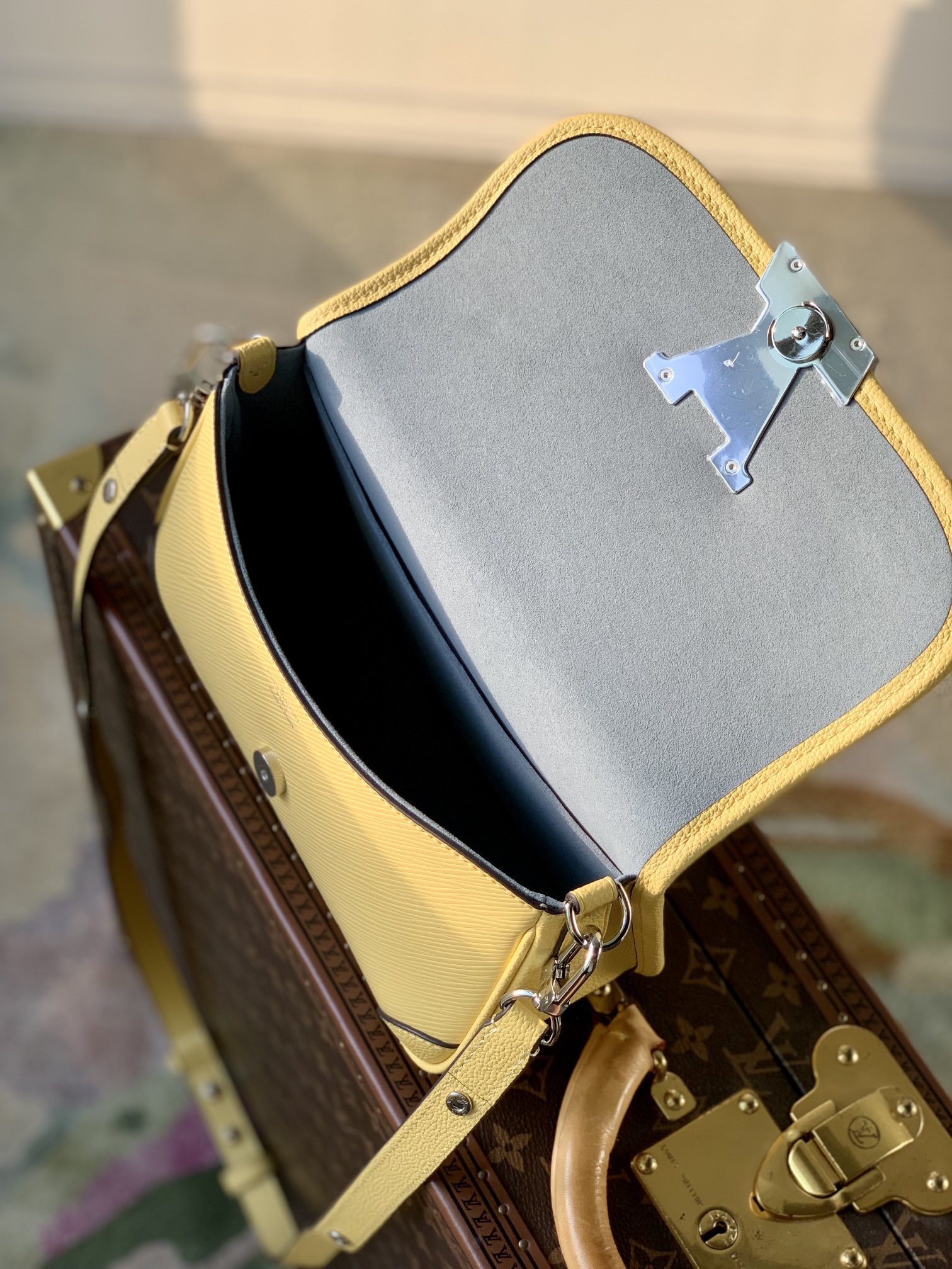 l0*is V*t0n buci handbag-24.5 x 15.5 x 9cm