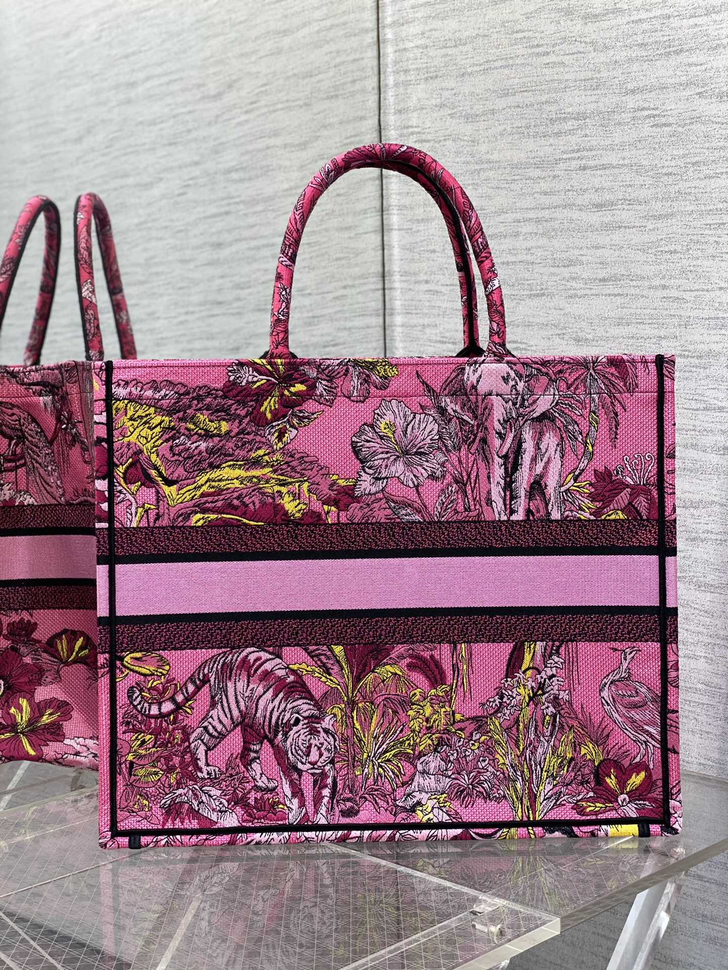 D*or book tote
