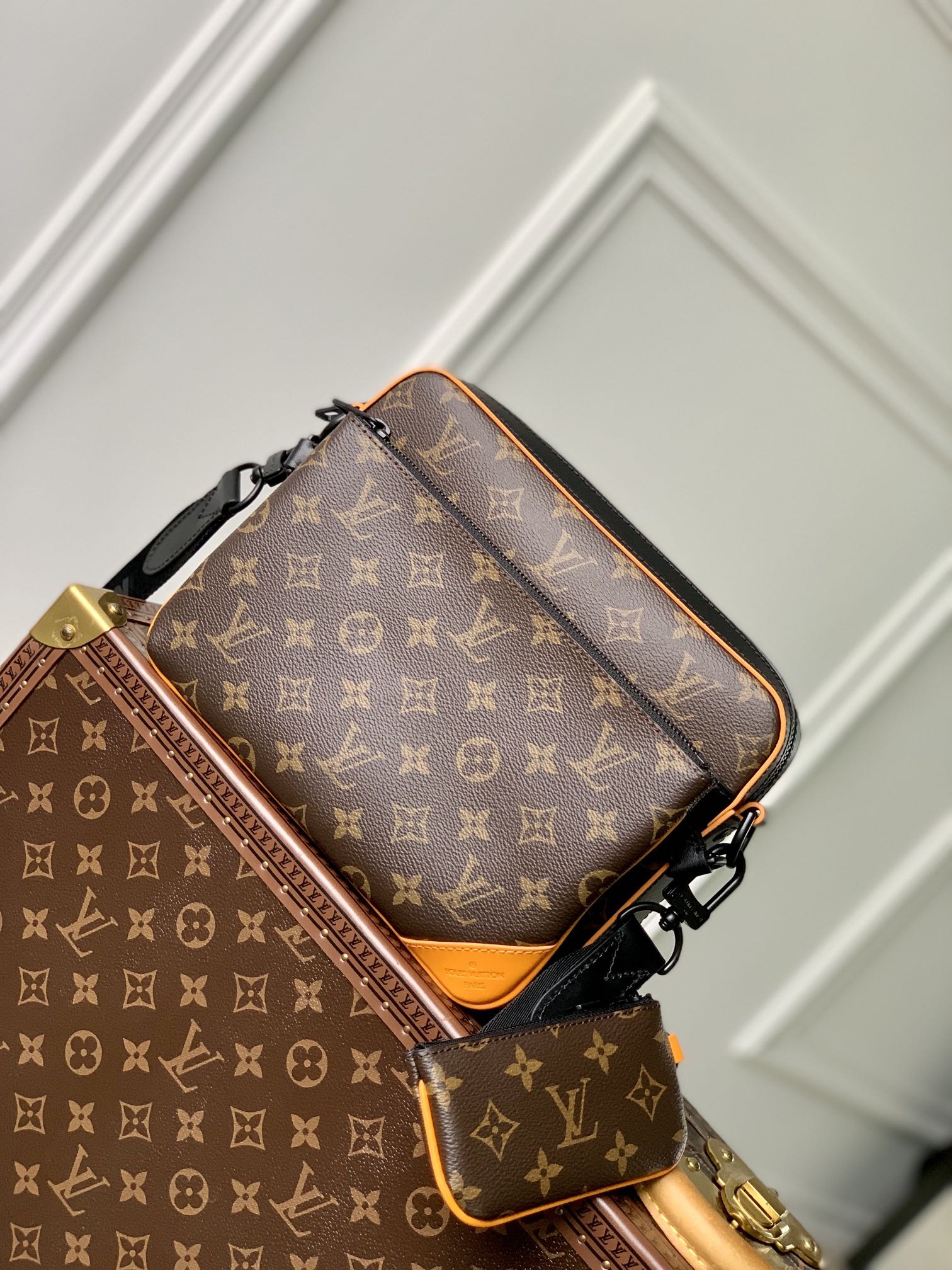 l0*is V*t0n trio messenger bag -m22481-25 x 18.5 x 7cm