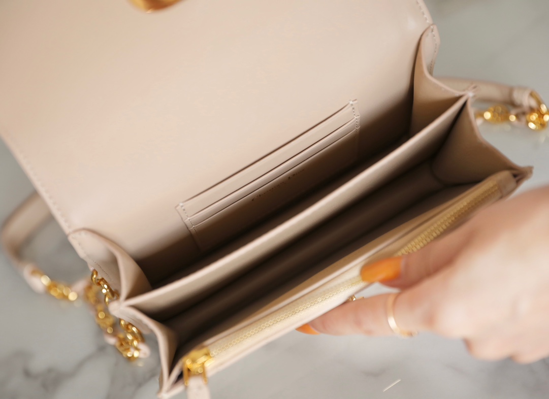 D*or caro bag- 19 x 13 x 5.5cm