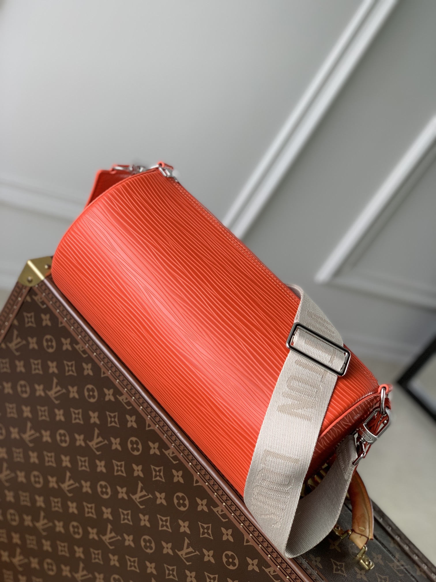 l0*is V*t0n soft polochon bag m46692-27x 15x 15cm