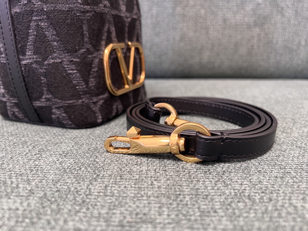 Va1e*ntin0 garavanivlogo signature bag-12*18*10cm