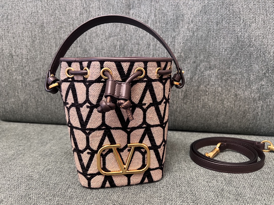 Va1e*ntin0 garavanivlogo signature bag-12*18*10cm