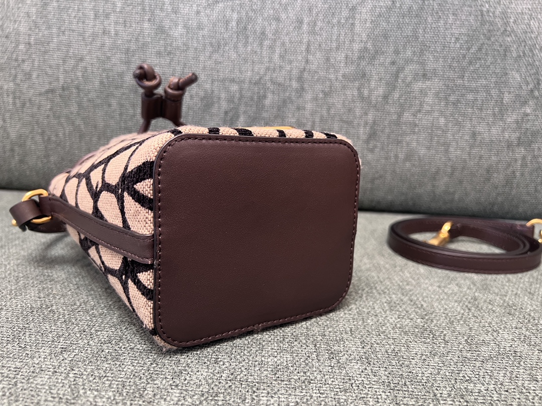 Va1e*ntin0 garavanivlogo signature bag-12*18*10cm