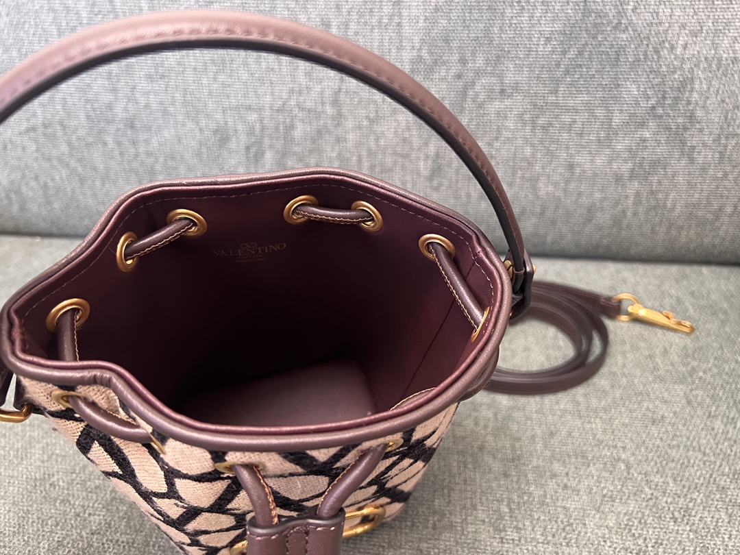 Va1e*ntin0 garavanivlogo signature bag-12*18*10cm