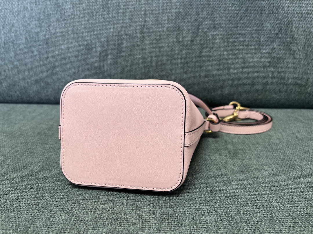 Va1e*ntin0 garavanivlogo signature bag-12*18*10cm