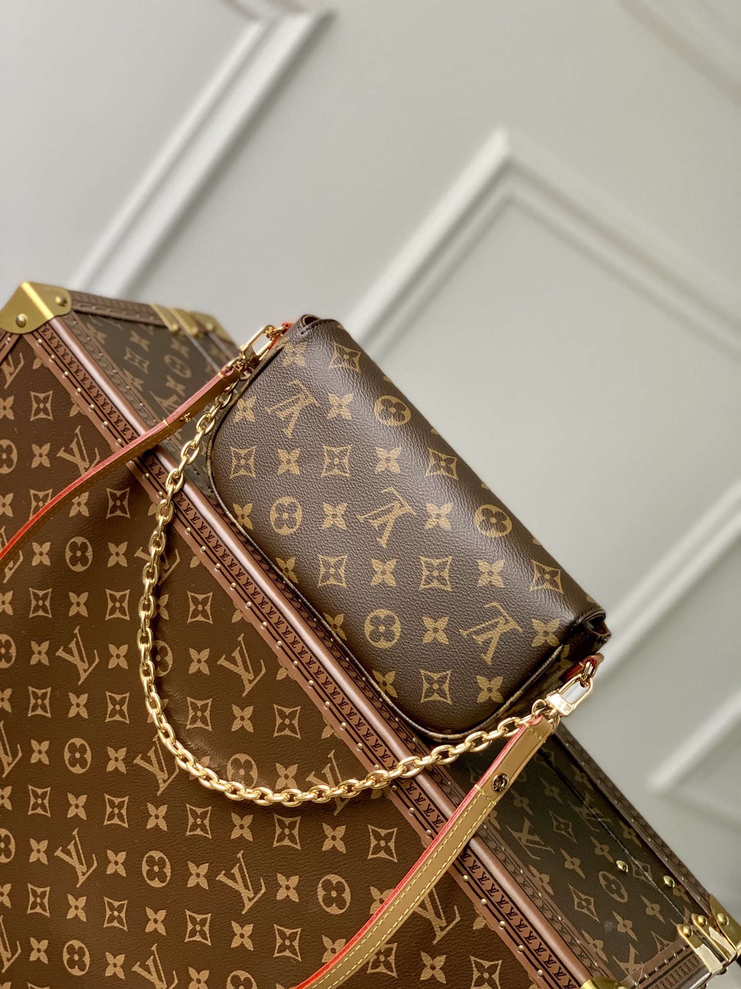 l0*is V*t0n wallet on chain ivy-23.5 x 12.0 x 4.3 cm