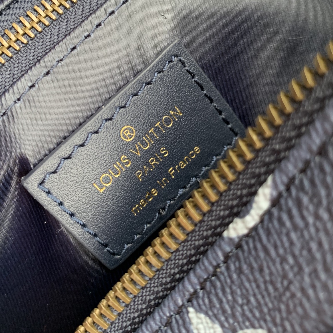 l0*is V*t0n dopp kit-28 x 15 x 16.5cm