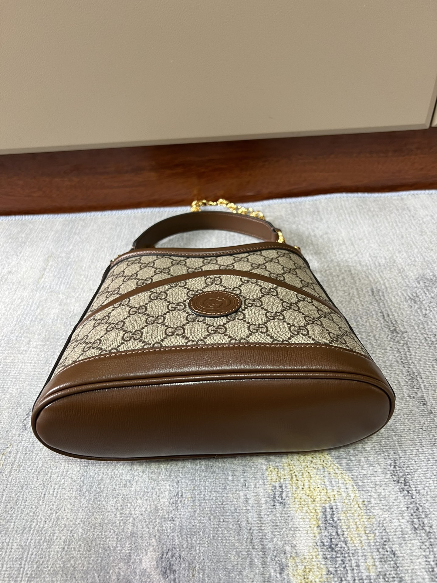 G*u*i tote 2023-25x 21x 9cm