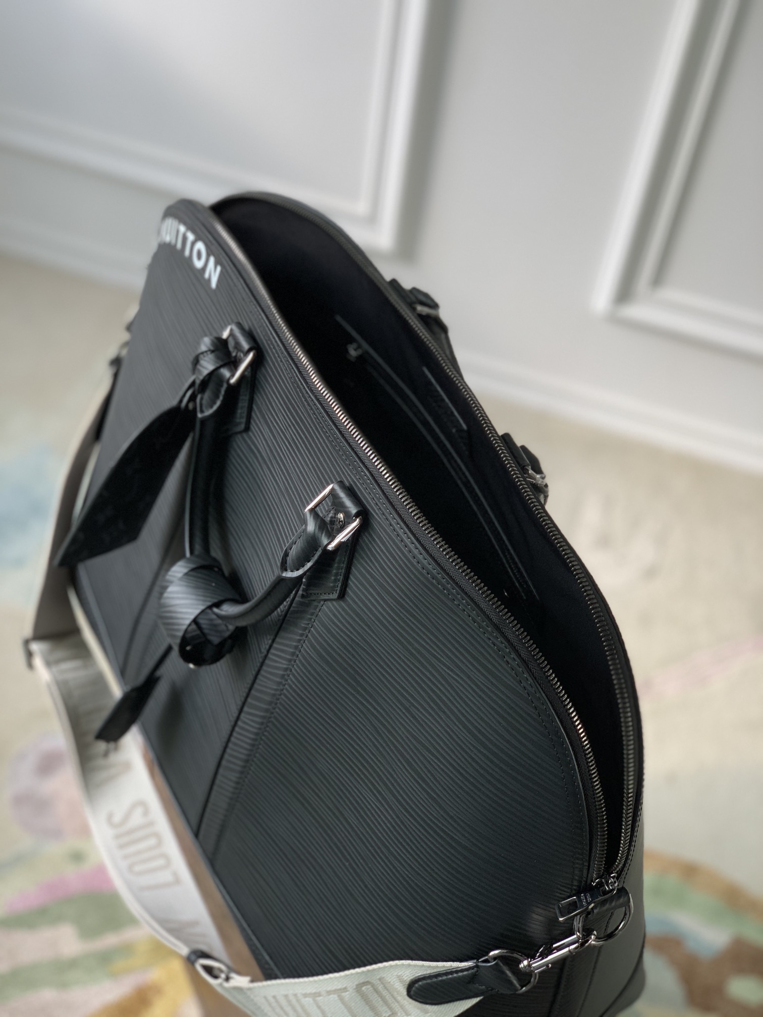 l0*is V*t0n alma travel bag-64 x 42 x 22cm