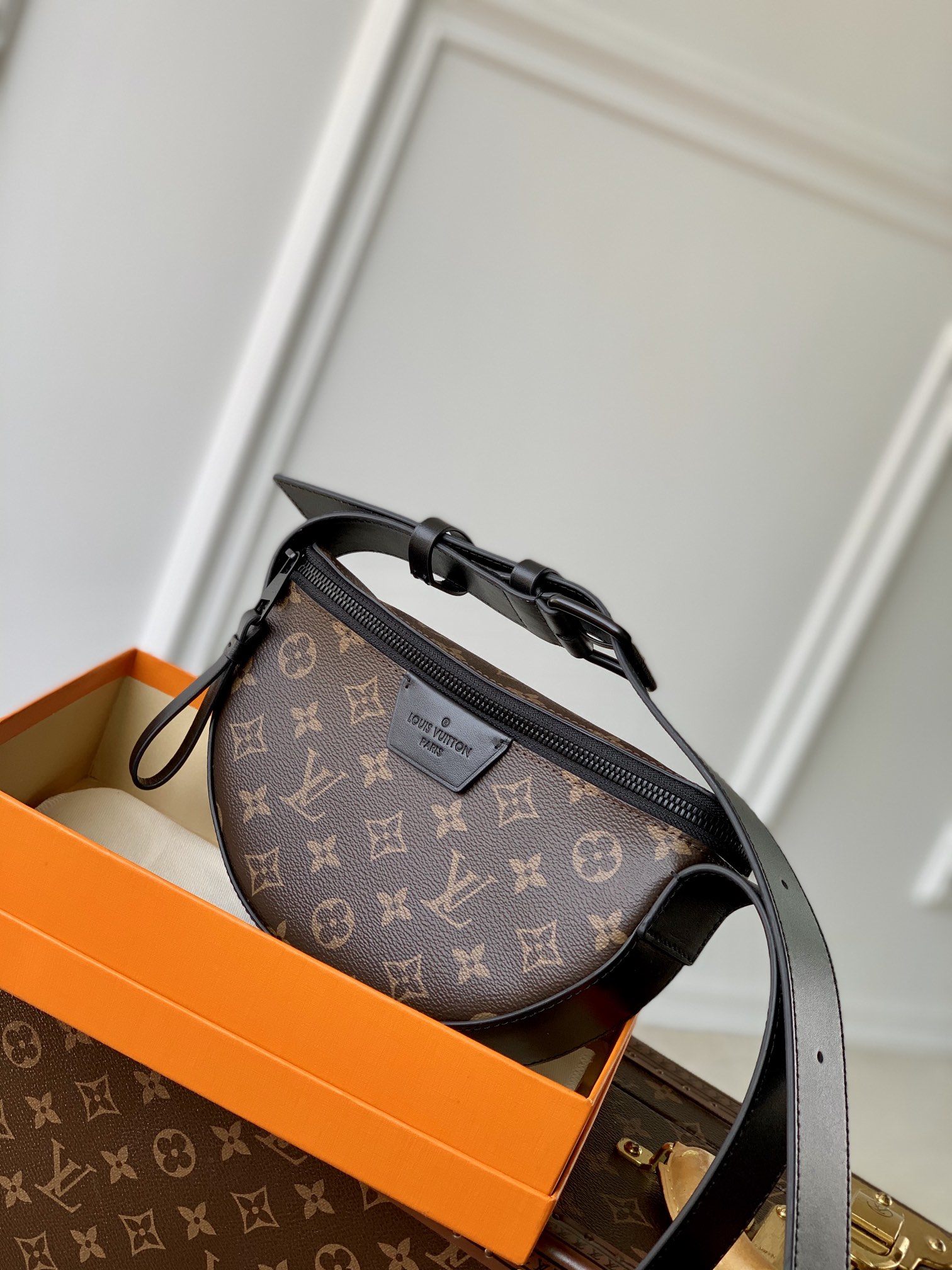 l0*is V*t0n moon crossbody bag-24.5 x 16 x 4.55cm