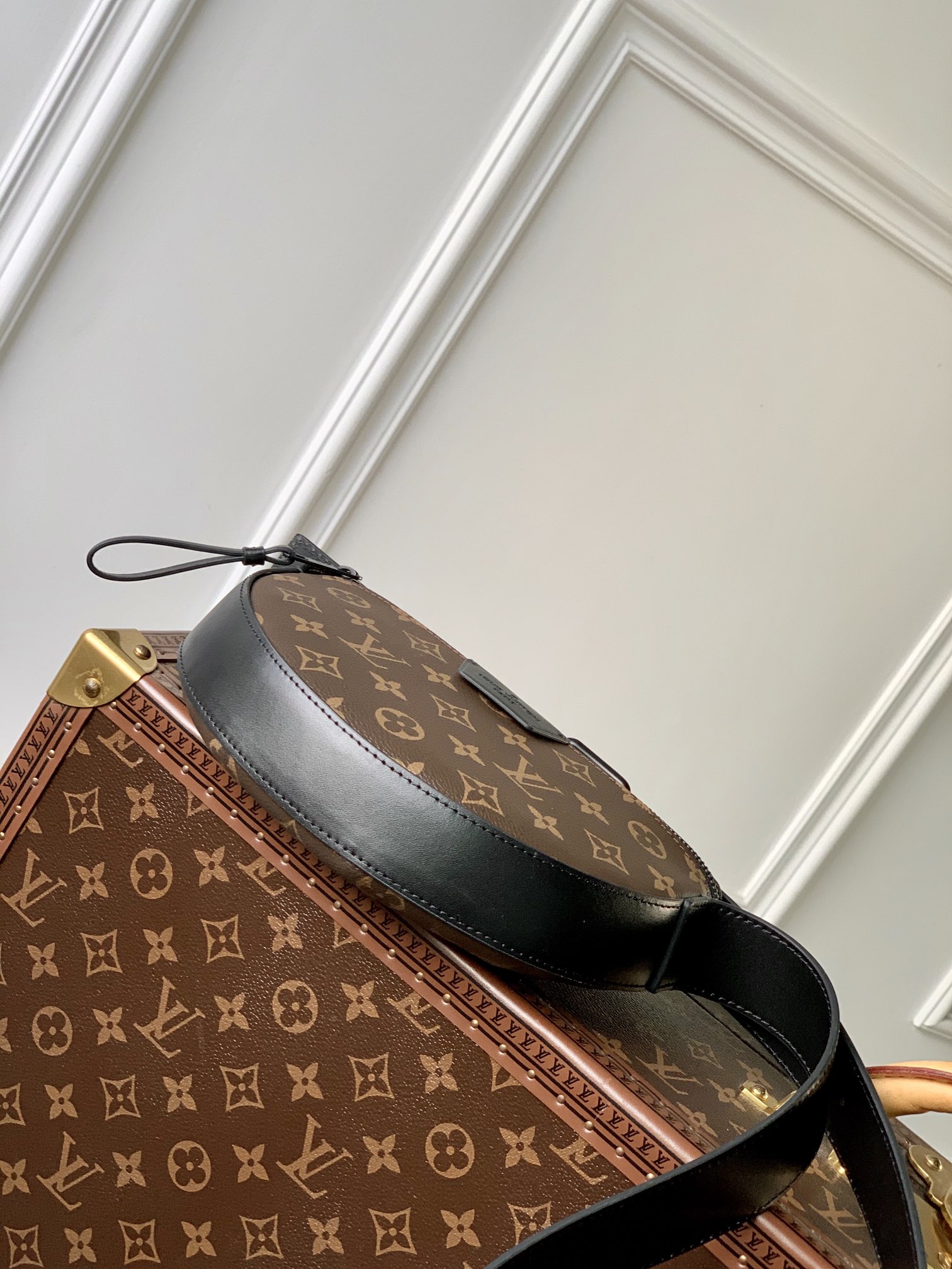 l0*is V*t0n moon crossbody bag-24.5 x 16 x 4.55cm