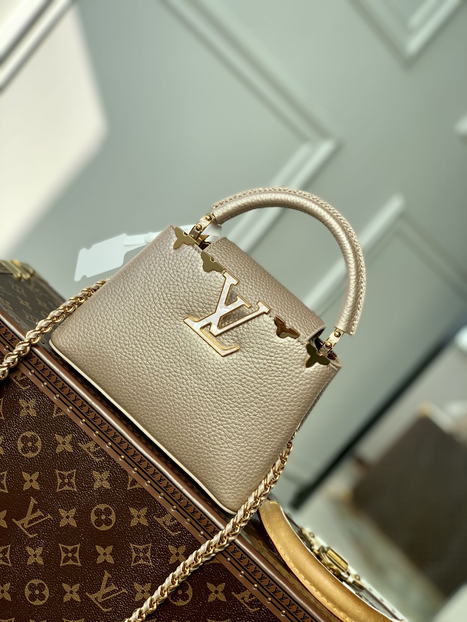 l0*is V*t0n capucines handlebag