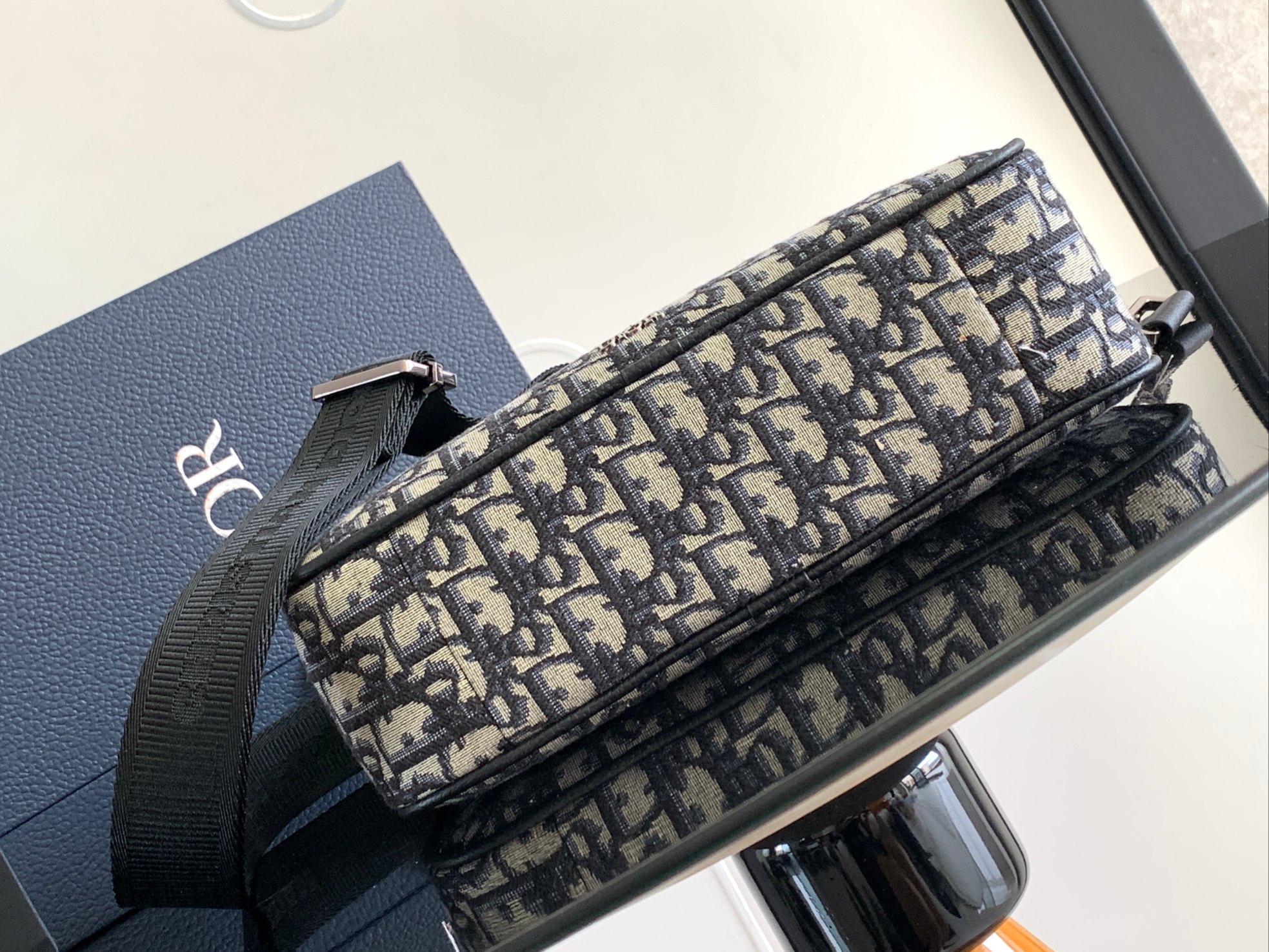 D*or safari messenger bag-26 x 17 x 7cm