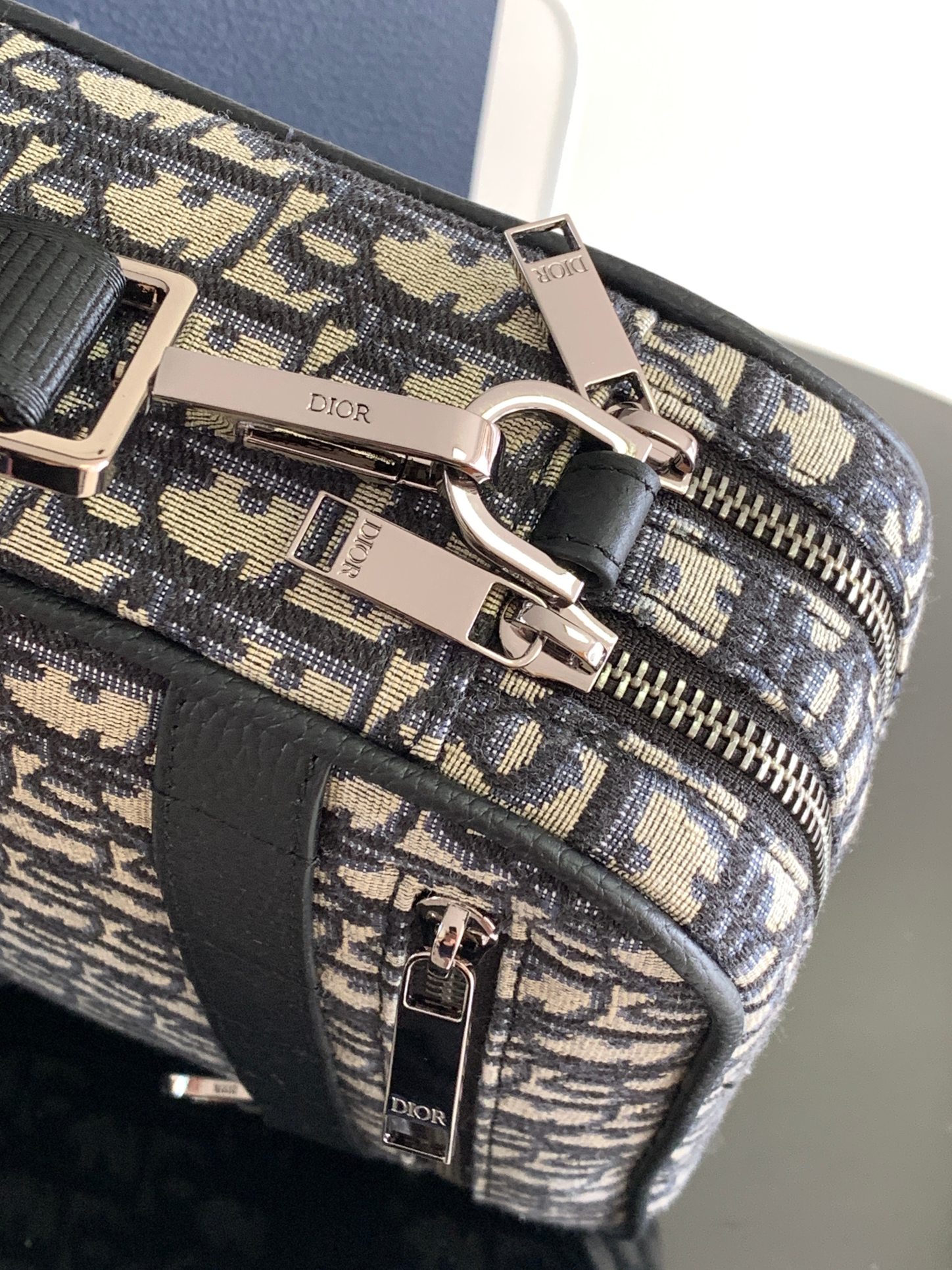 D*or safari messenger bag-26 x 17 x 7cm