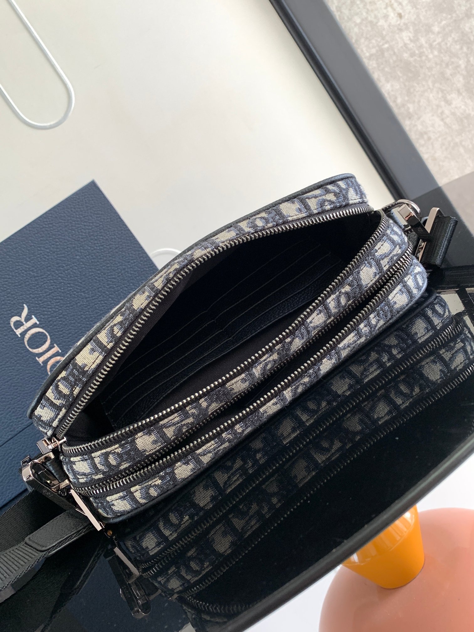 D*or safari messenger bag-26 x 17 x 7cm