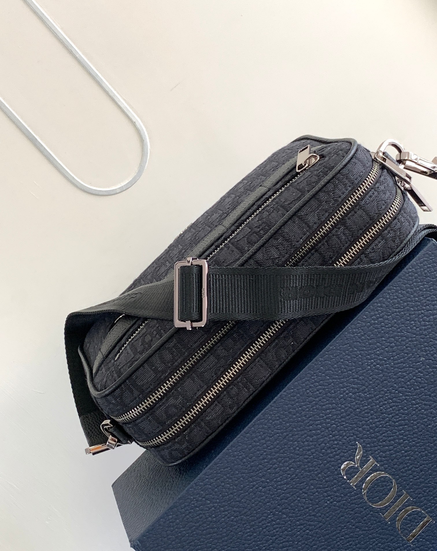 D*or safari messenger bag-26 x 17 x 7cm