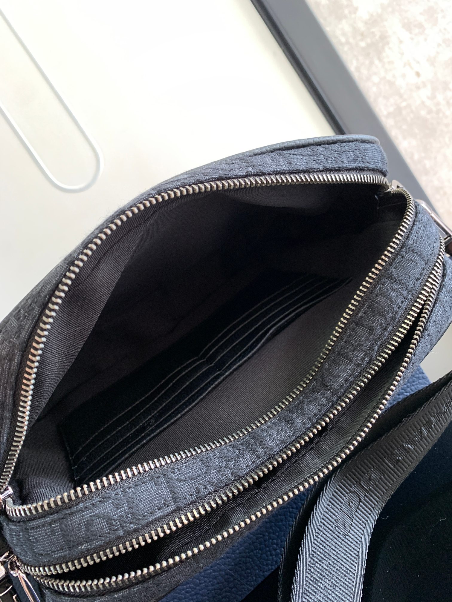 D*or safari messenger bag-26 x 17 x 7cm