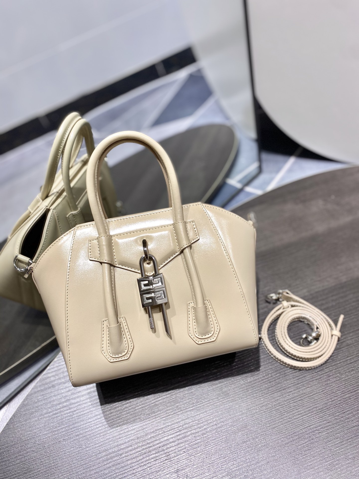 G1uenchy antigona tote-22*20*13cm