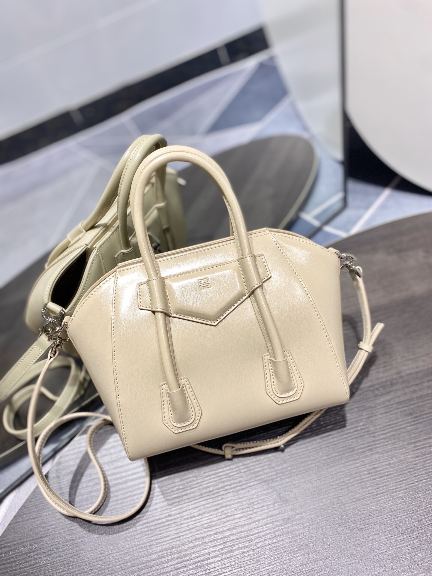 G1uenchy antigona tote-22*20*13cm