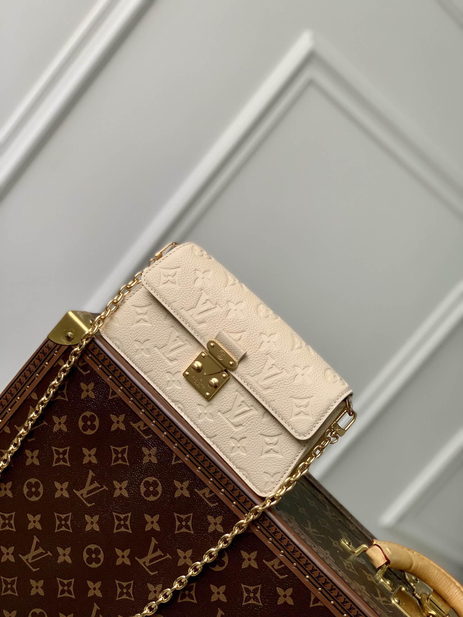 l0*is V*t0n wallet on chain-22 x 15 x 5.5cm
