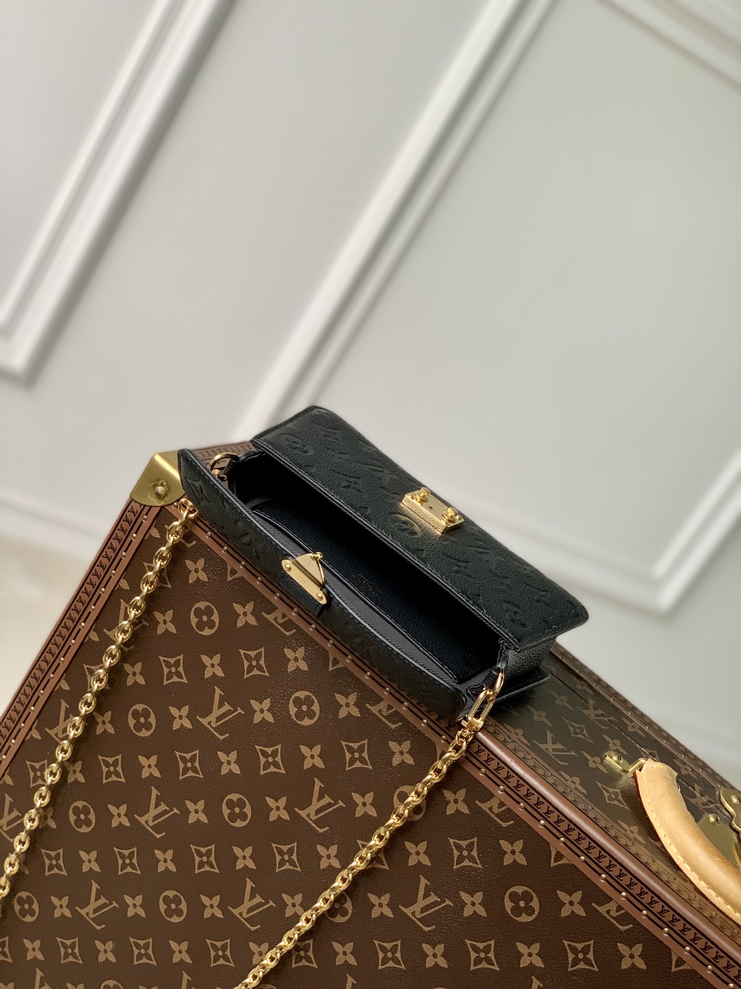 l0*is V*t0n wallet on chain-22 x 15 x 5.5cm