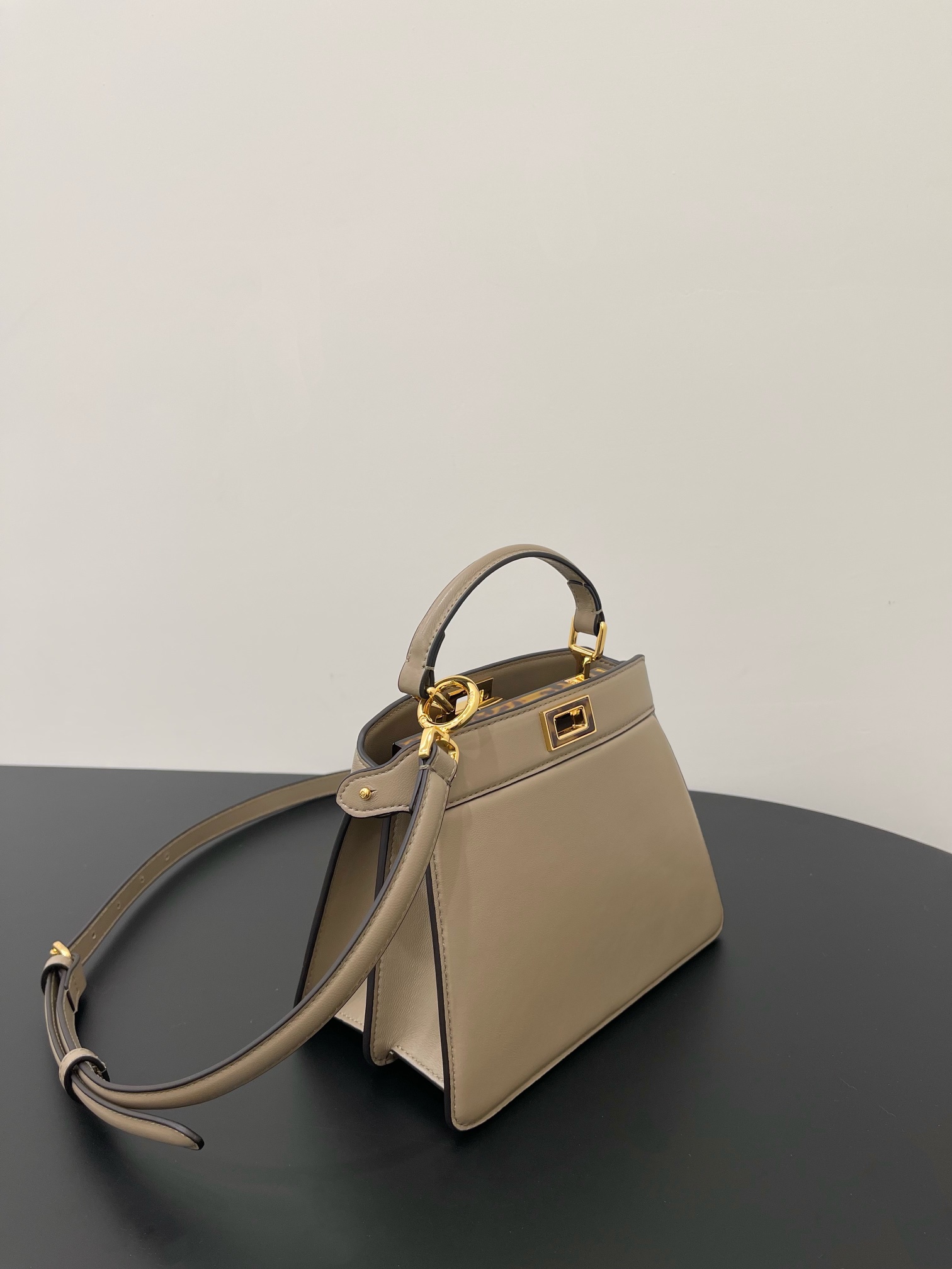F**di peekaboo iseeu bag-20x11x15cm