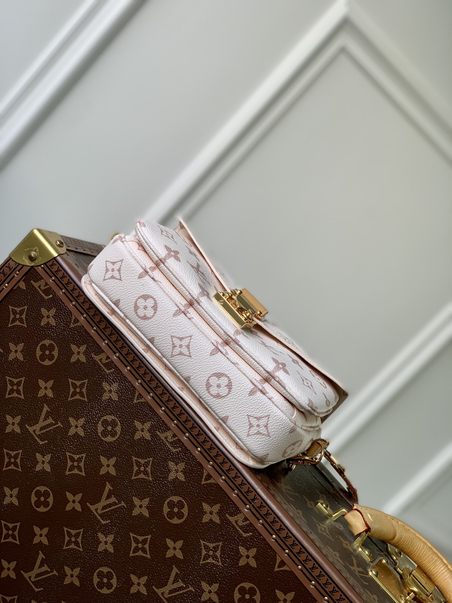 l0*is V*t0n wallet on chain ivy-23.5 x 12.0 x 4.3 cm