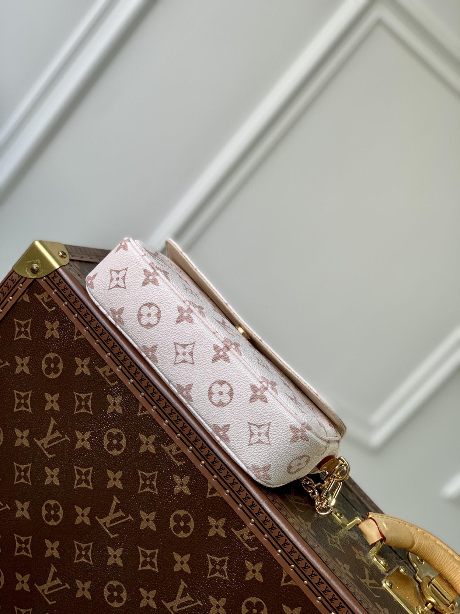 l0*is V*t0n wallet on chain ivy-23.5 x 12.0 x 4.3 cm