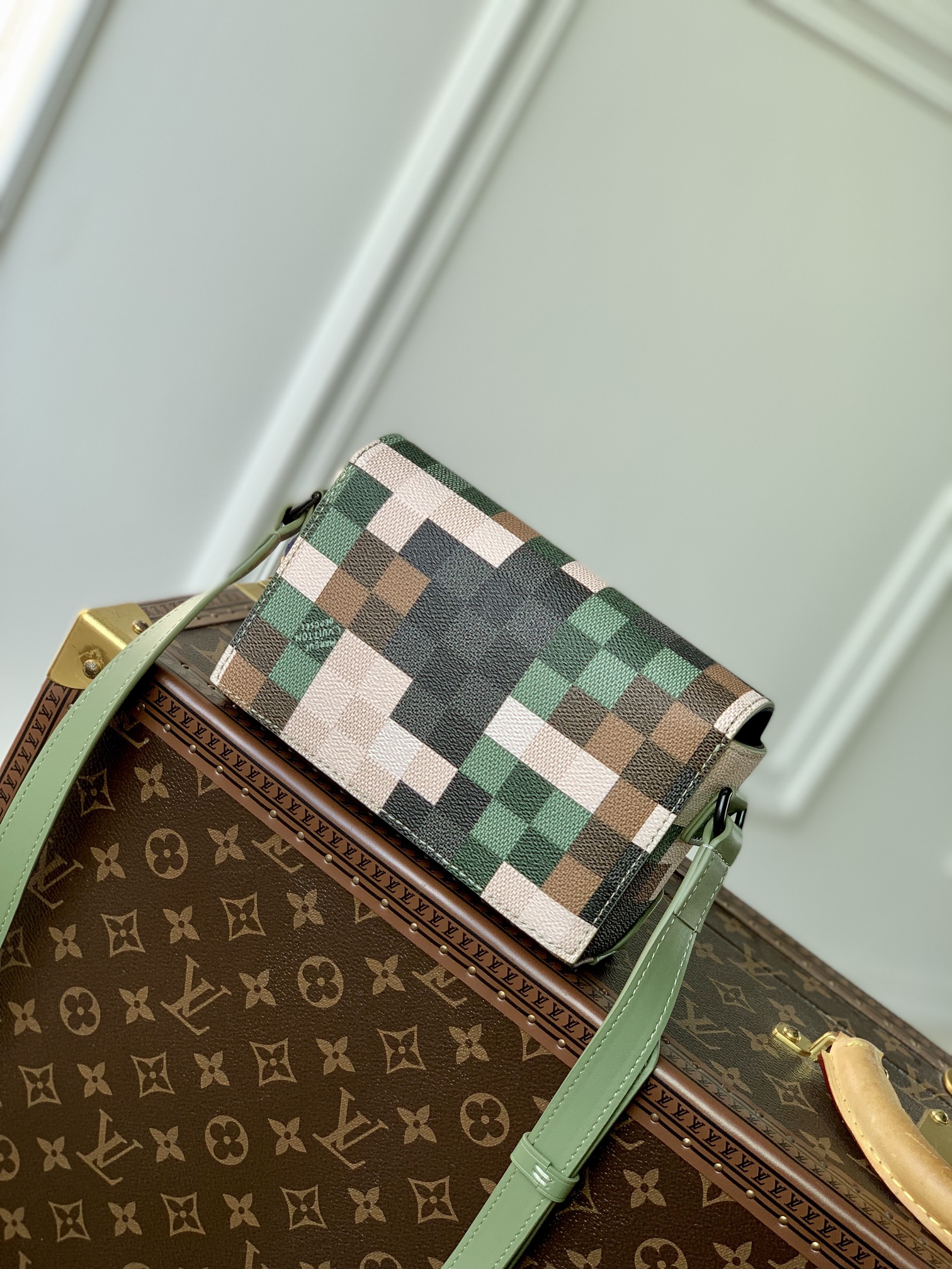 l0*is V*t0n steamer bag-18x 11x 6.5cm