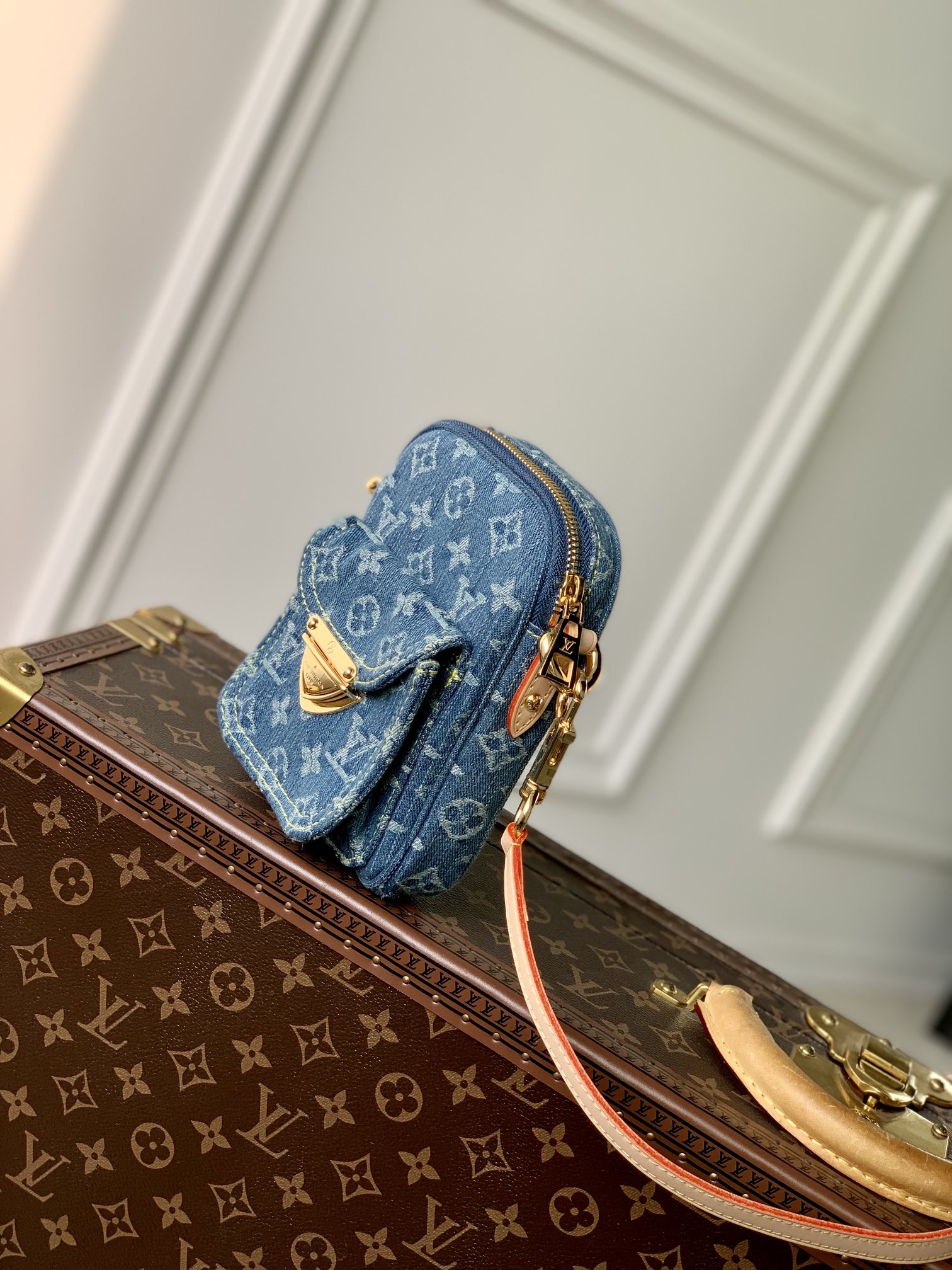 l0*is V*t0n fairfax pochette bag-14 x 18 x 2.7cm