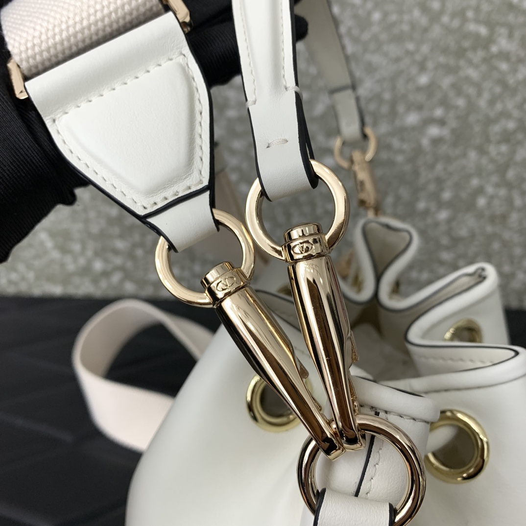 Va1e*ntin0 alentino garavani loco bag-16*19*11cm
