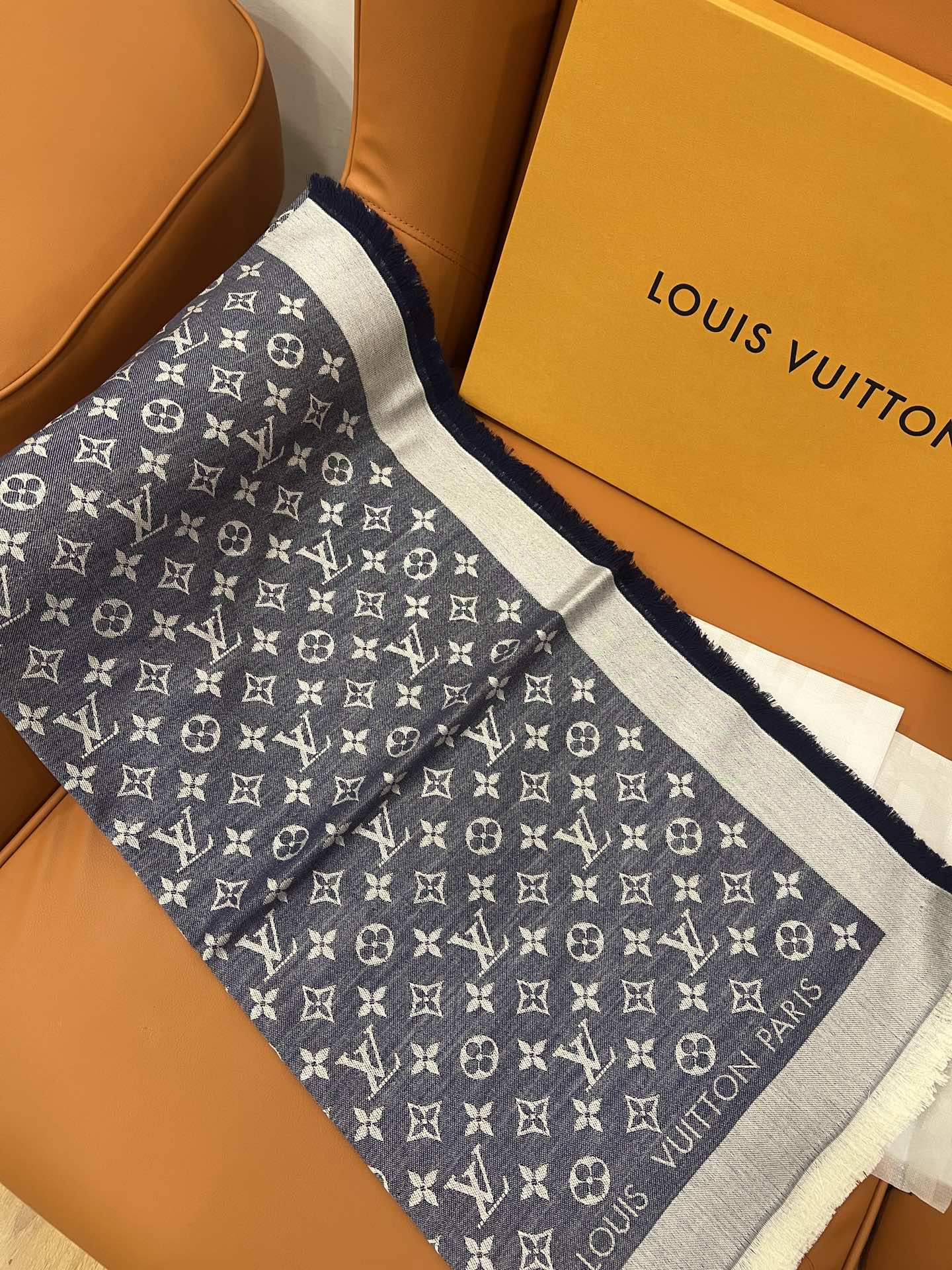 l0*is V*t0n scarf