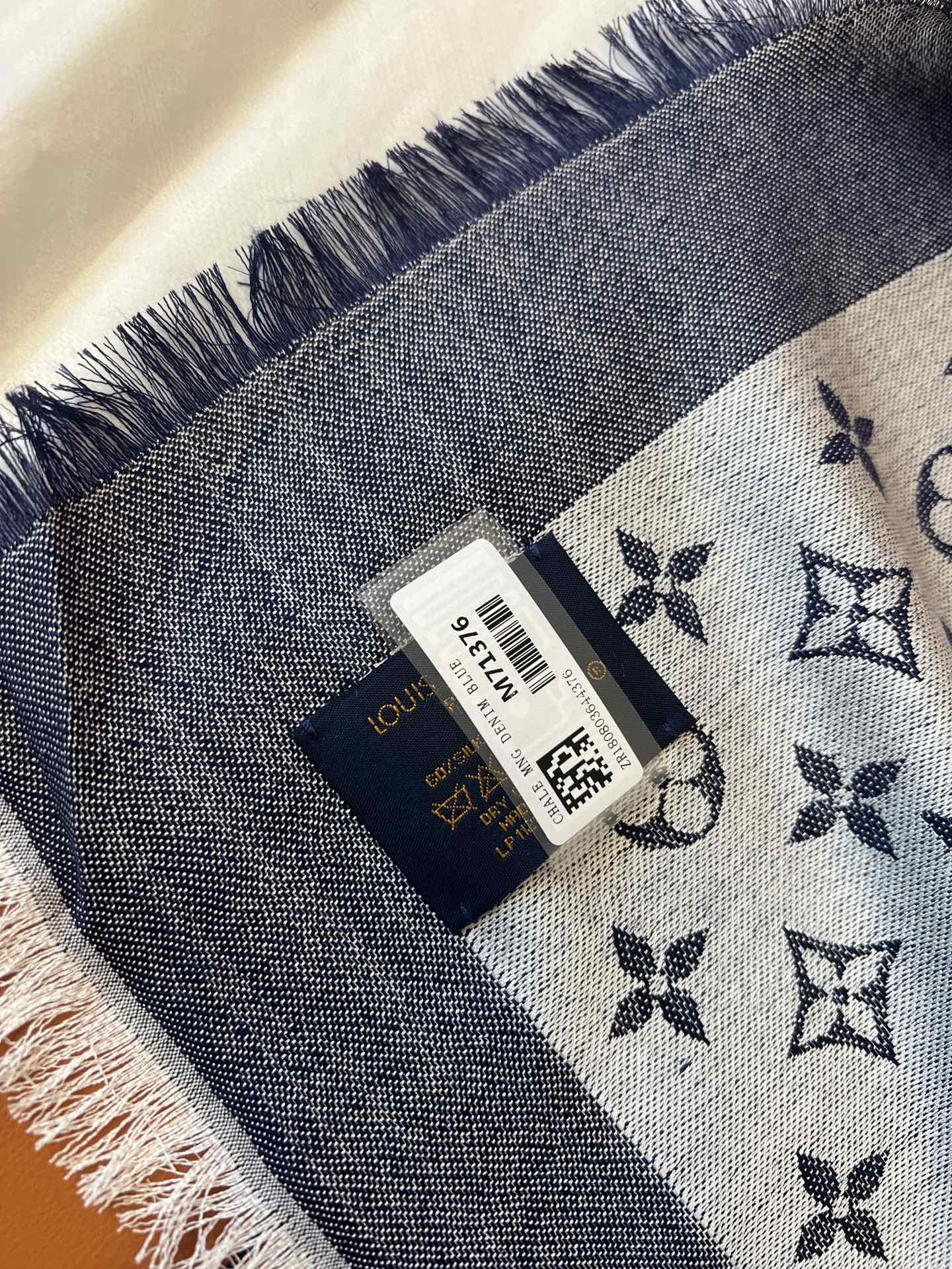 l0*is V*t0n scarf